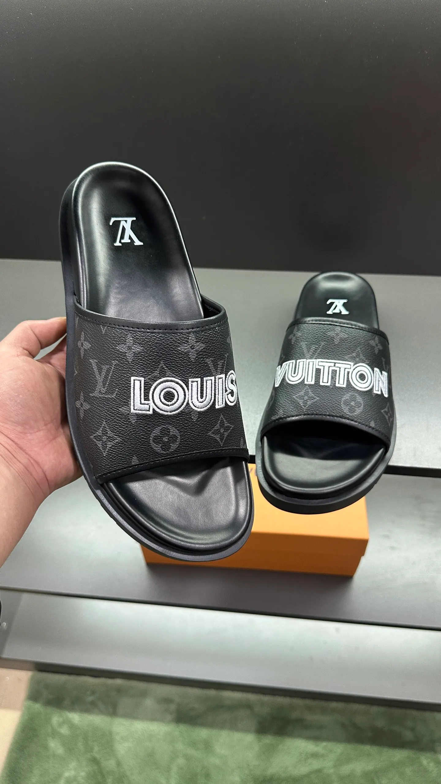 [L Home] P: 300💰Size: 38-45 Top purchasing lv men's summer slippers, classic presbyopia with soft real leather lining, unique color splicing effect, distinctive personality, fashionable and trendy essential style, light and comfortable. Lightweight and tough rubber insole, micro ridged foam outsole, super comfortable!